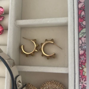 Edblad örhängen - Coola guldiga örhängen från Zolag i creolmodell med markerade nitar runt hela ringen. De har en edgy vibe och är perfekta för att lyfta vilken outfit som helst. Säljs som ett par och är i metall med snygg guldfinish.