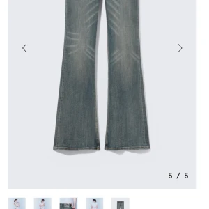 Bootcut jeans från Cheap Monday - Lågmidjade blåa jeans ifrån Cheao Monday i storlek 26/30. Dom är i fint skick men lite slitna längst ned men inget som man tänker på (kan skicka bild) Köp helst via PostNord för då kan jag posta snabbare! Kan tänka mej sänka priset lite också