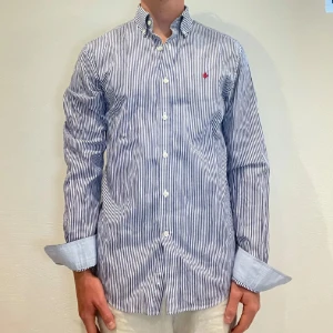 Randig Morris Skjorta  - Vit/ blå randig Morris skjorta || Storlek S || Skjortan är i bra skick || Mitt pris 399kr || Modellen på bilden är 170cm och väger 62kg || Tveka inte på att höra av dig vid frågor eller funderingar 
