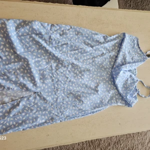 Ljusblå prickig klänning från SHEIN - Supersöt ljusblå klänning från SHEIN med vita prickar och smala axelband. Klänningen har en luftig känsla och är perfekt för varma dagar. Snygg passform och lätt material som känns skönt mot huden.