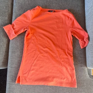 Korallfärgad tröja från Ralph Lauren - Snygg korallfärgad topp från Ralph Lauren med trekvartsärm. Storlek S