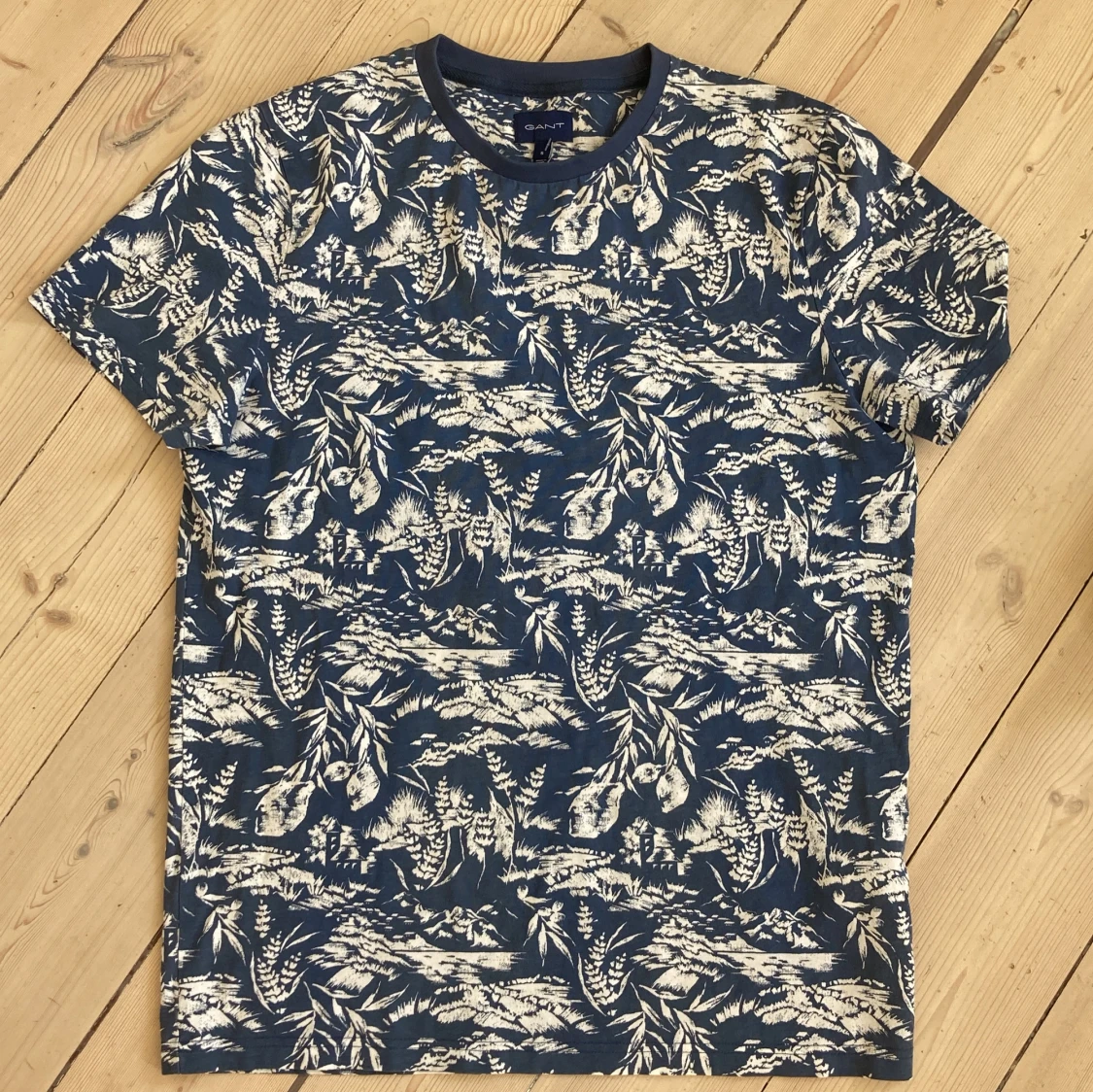 Blåvit mönstrad t-shirt från Gant
