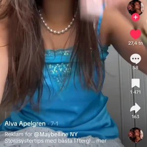 Blå satin topp med paletter - Blå satin topp med smala axelband. Toppen har paletter och broderier framtill. Skriv om ni undrar något merrr🤗🤗pris kan diskuteras 