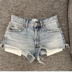 Zara jeansshorts  - Zara jeansshorts som är lågmidjade/midraise i strl 34❤️ super fina, bra skick, pris kan diskuteras vid snabb affär 