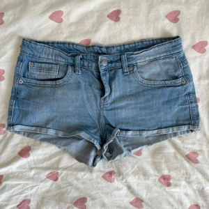 Ljusblå jeansshorts med låg midja - Snygga, basic ljusblå jeansshorts med låg midja 