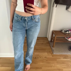 Ljusblå jeans från 157, straight fit, storlek M - Säljer ett par ljusblå jeans från 157 i rak modell. Jeansen har låg midja och är tillverkade i mjukt bomullsjeans-tyg. Perfekta för en avslappnad och trendig look.