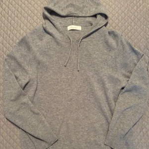 Grå cashmere hoodie från Sayless - Ny grå cashmere hoodie från Sayless. Storlek L men sitter som M (liten i storleken) öppen för prisförslag! Slim fit i passformen