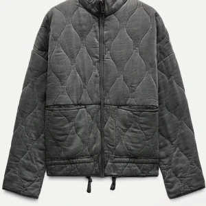 Quiltad grå manchesterjacka - Säljer en quiltad jacka i grå manchester med dragkedja framtill och två stora fickor. Jackan har vågformat mönster, dragsko nertill och en avslappnad passform. Perfekt för dig som gillar en chill och trendig look. Står xs i storlek men är som en M💕