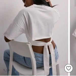 Open back tie tee - Säljer denna populära knyt tröjan från Nelly som inte kommit så mycket till användning, skriv för fler bilder eller annat!🤍