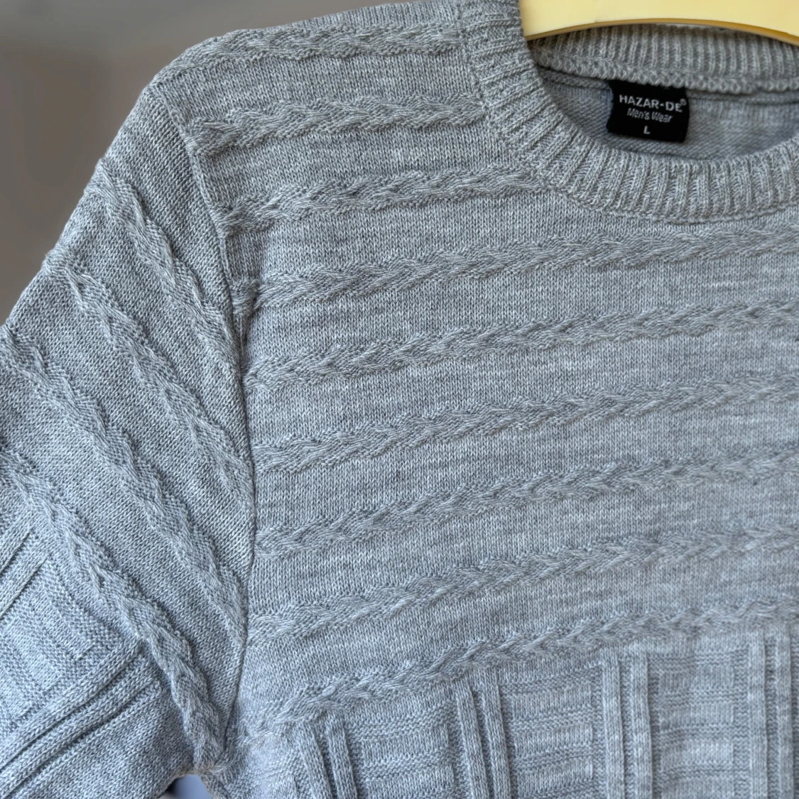 Grå stickad tröja  - 1