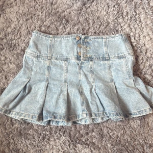 Ljusblå jeanskjol  - Skiiit snygg och unik jeanskjol med massa coola detaljer - volanger, nitar, utsvängd etc från Stradivarius. Använd fåtal - som ny! 🩵