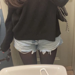 Ljusblå jeansshorts med fransig kant - Säljer ett par ljusblå jeansshorts från Gina Tricot med fransig och sliten kant. Klassisk femficksmodell med knapp och dragkedja framtill. Perfekta till sommaren och ger en avslappnad vibe till din outfit. Storlek 158 men passar mig som är S