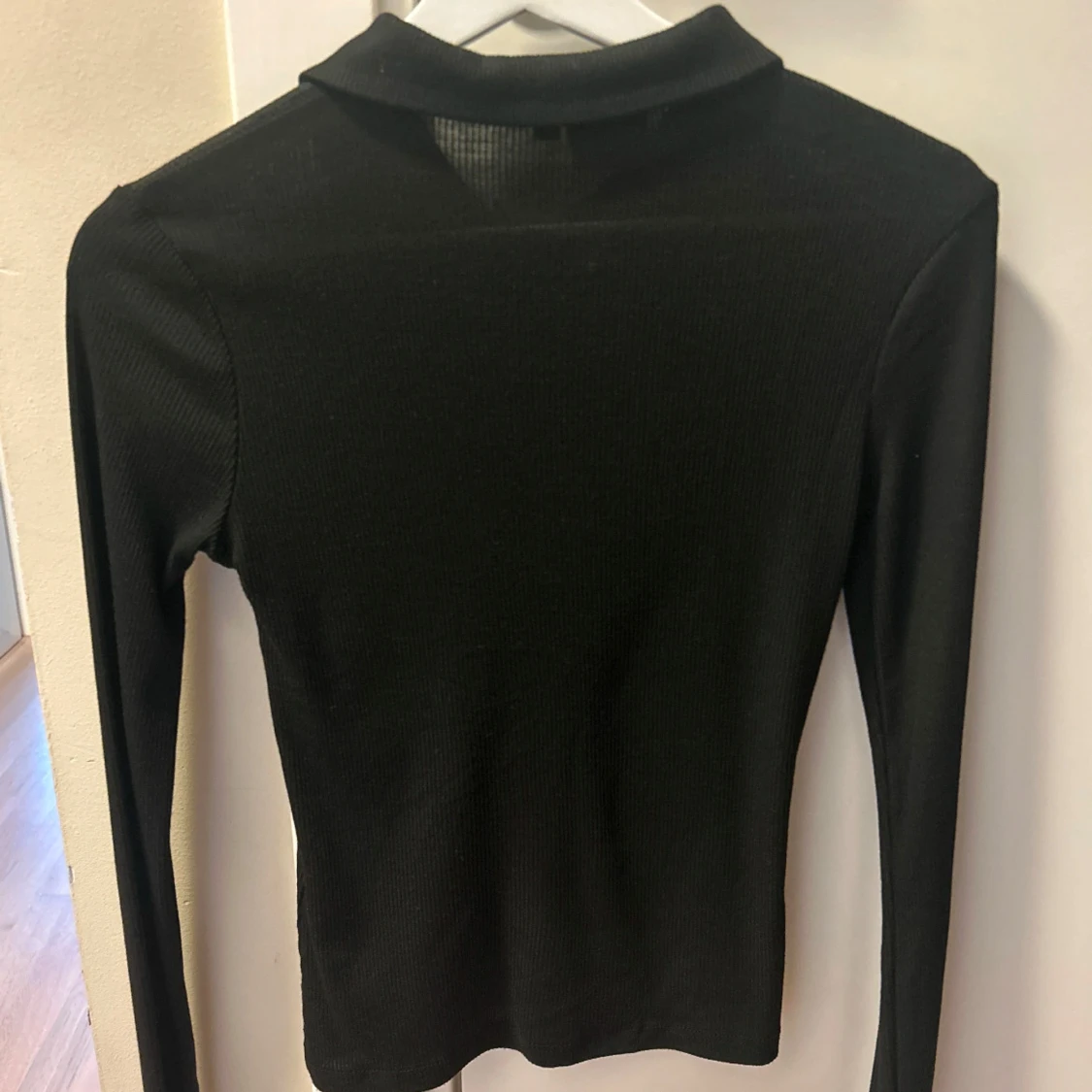Svart ribbad pikétröja från Nelly - 1