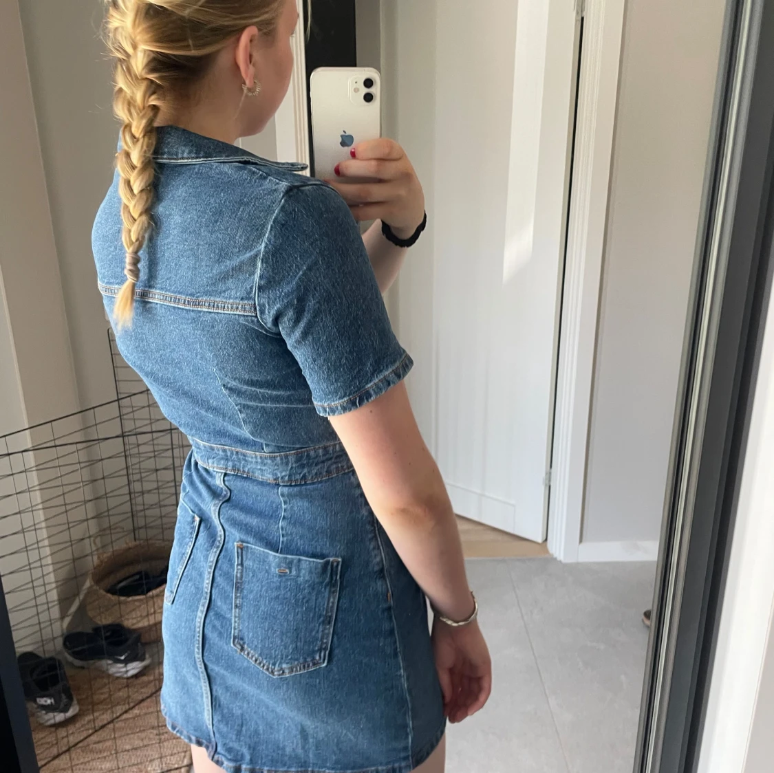 Jeansklänning med knappar och fickor - 1