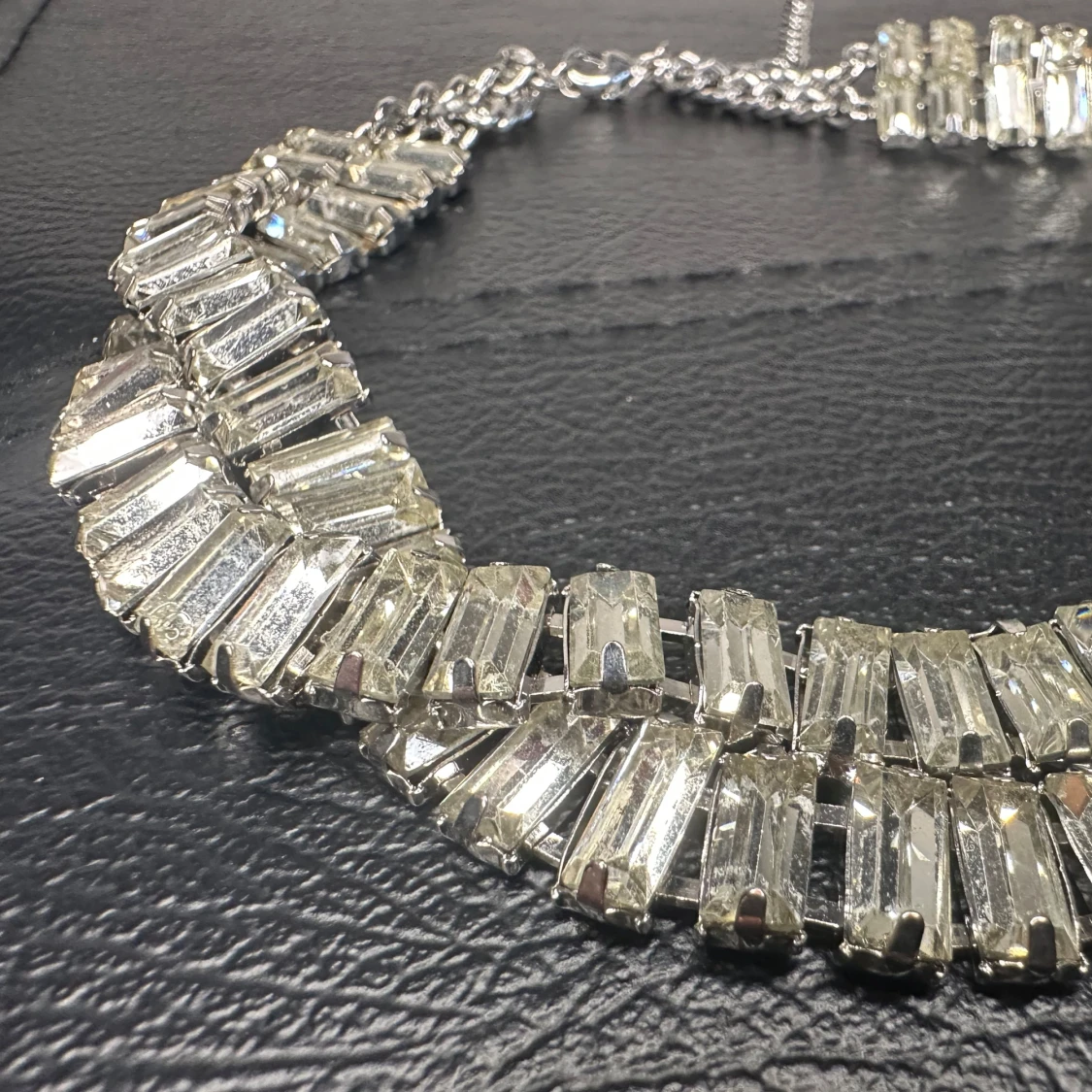 Dramatiskt vridet vintagehalsband / choker med kristaller Retro 90-talsglam - 4