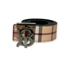 Rutig Burberry bälte med metallspänne - Snyggt bälte från Burberry i klassiskt rutigt mönster med beige, bruna och röda toner. Bältet har ett stort metallspänne med Burberrys ikoniska monogram. Perfekt accessoar för att lyfta din outfit.