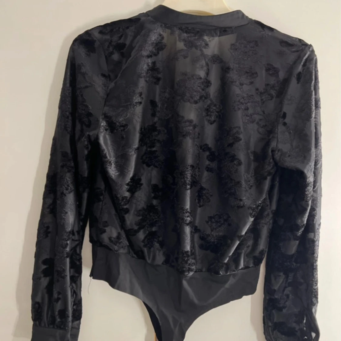 Svart blommig bodysuit  - 3