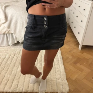 Svart grå jeans kjol - Svart grå jeans kjol, står st 38 passar mig sol har xs-s