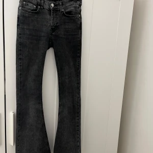 Svarta bootcut jeans från Perfect Jeans - Snygga svarta jeans från Gina Tricot i storlek 32. Säljer då jag inte tycker de passar mig. Pris kan diskuteras ❤️