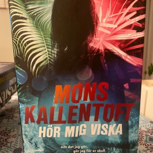 Hör mig viska av Mons Kallentoft - Fint skick!  En spännande och mörk berättelse om Tim Blanck som söker sin försvunna dotter i Palma. Ledtrådar tar honom in i en hänsynslös värld av människohandel och han tvingas konfrontera sitt eget mörker. Perfekt för dig som gillar nervkittlande mysterier och starka känslor.