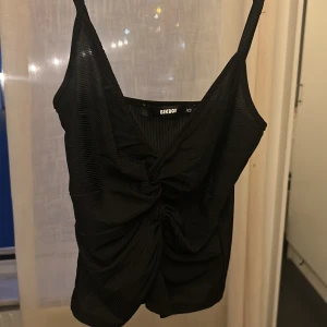 Svart topp från BikBok  - Jätte snygg topp men är alldeles för liten för mig, funkar både till vardag och fest 💗