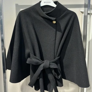 Missäy poncho - Säljer en svart poncho från missäy. Jättesnygg och trendig o perfekt för den kommande vintern