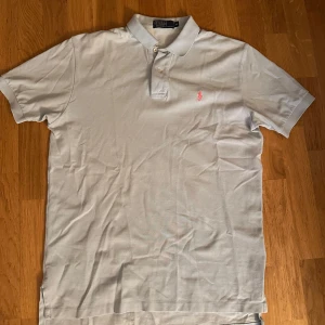 Ralph Lauren Pikétröja - Ljusblå (Stl M passar L) - Säljer denna snygga pikétröja från Ralph Lauren. Tröjan är i gott skick och är storlek M men passar även L. Tröjan har ett nypris på ca 1300kr