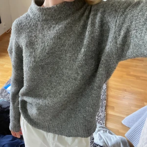 Grå stickad tröja  - Grå stickad tröja från lager 157