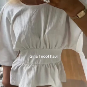 Vit  topp från Gina Tricot - Superfin vit blus från Gina Tricot med öppen rygg💞 säljer pga den inte kommit til lanvändning så den är i nyskick med lappen kvar💞 nypris 399kr 