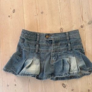 Söt jeanskjol  - Supergullig jeanskjol med volanger och andra detaljer. Köpt på Vinted och vet därför tyvärr inte märket. Den har inge tecken på användning och skulle säga att den passar XS till S💓