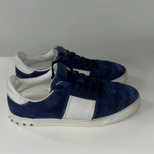 Valentino Flycrew Royal Blue - Valentino flycrews med royal blue mocka och alla nitar kvar. Mockan är lite faded på toppen. Skick: 8.5/10 Pris kan diskuteras 📦 Skickas eller möts upp
