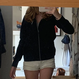 Mörkblå fleecejacka Polarn O. Pyret - Mysig mörkblå fleecejacka från Polarn O. Pyret med dragkedja framtill och ribbade muddar. Jackan har en enkel och clean look med rund hals och diskret logga på ärmen. Perfekt för lager-på-lager och chill dagar. Det står 170 på storleken och jag tycker att den passar xs/s. Andvänt få gånger.