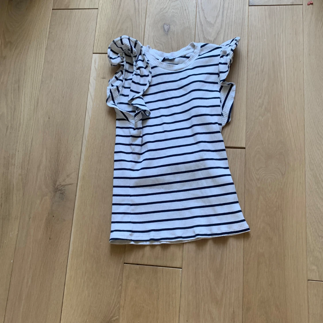 Randig ribbad topp med volangärm - 1