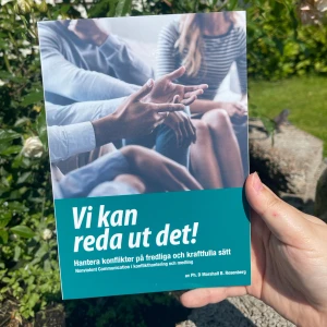 Vi kan reda ut det! - Lär dig hantera konflikter på ett fredligt och kraftfullt sätt! Den här boken ger dig verktyg för att kommunicera bättre, förstå andra och lösa problem tillsammans. Perfekt för dig som vill utveckla dina relationer och skapa samarbete, både i skolan och privatlivet.