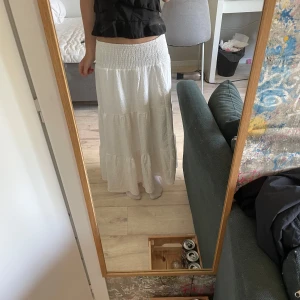 Vit långkjol med volang - Från SHEIN i storlek xs bra material, inte plastigt. 