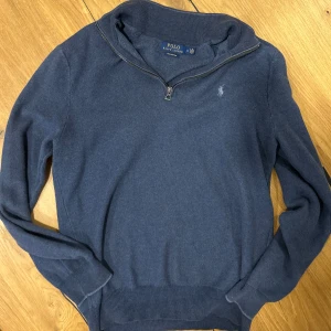 Ralph lauren halfzip  - Tjoo, säljer denna pima cotton Ralph lauren zip up till dunderpris‼️‼️💯Skick 9/10✅✅ DMa📩 vid minsta fundering eller prisförslag🤗🤗KOLLA även min profil för fler grejer✌️✌️