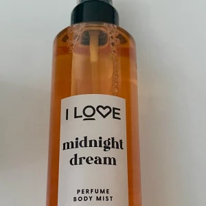 *NY*I Love Midnight Dream Body Mist 200 ml, Presenttips  - Ny oanvänd I ILOVE:s serie med parfymerade Body Mist-dofter finns Midnight Dream, med toner av rosa peppar och apelsinblomma, ett hjärta av jasmin, kaffe och lakrits och en sensuell bas av vanilj, sandelträ och vit mysk.