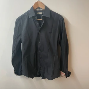 But berry skjorta  - Tja säljer denna burberry skjorta i storlek M. Den är i fint skick och jag kan gå ner i pris. Tveka inte att skriva vid minsta fråga!🙌