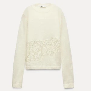 Beige stickad tröja med spetsdetalj, Zara - Så fin tröja från Zara i storlek S! Den är i nyskick och har inga defekter! Jättefin spetsdetalj i mitten på tröjan! Vid frågor eller funderingar så är det bara att höra av sig! Kan inte posta denna för den 27 juli, men reservera gärna! 💕  