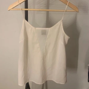 Vit linnetopp  - Snyggt vitt linne från vero Moda💕