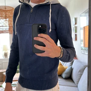 Stickad hoodie mörkblå - Över fet mörkblå/marinblå stickad hoodie väldigt bra kvalitet finns inget att klaga på. Skriv vid fundering🙌😇