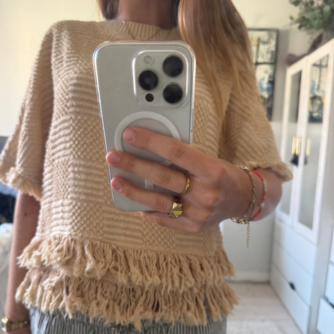 Beige stickad tröja med fransar - 1