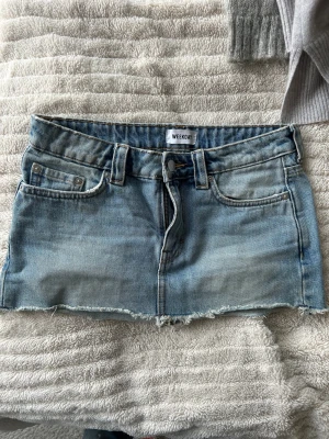 Kort jeanskjol - Säljer min superfina korta jeanskjol då den blivit för liten, därav inga bilder på. Väldigt fint skick! Skriv vid frågor eller fler bilder🥰