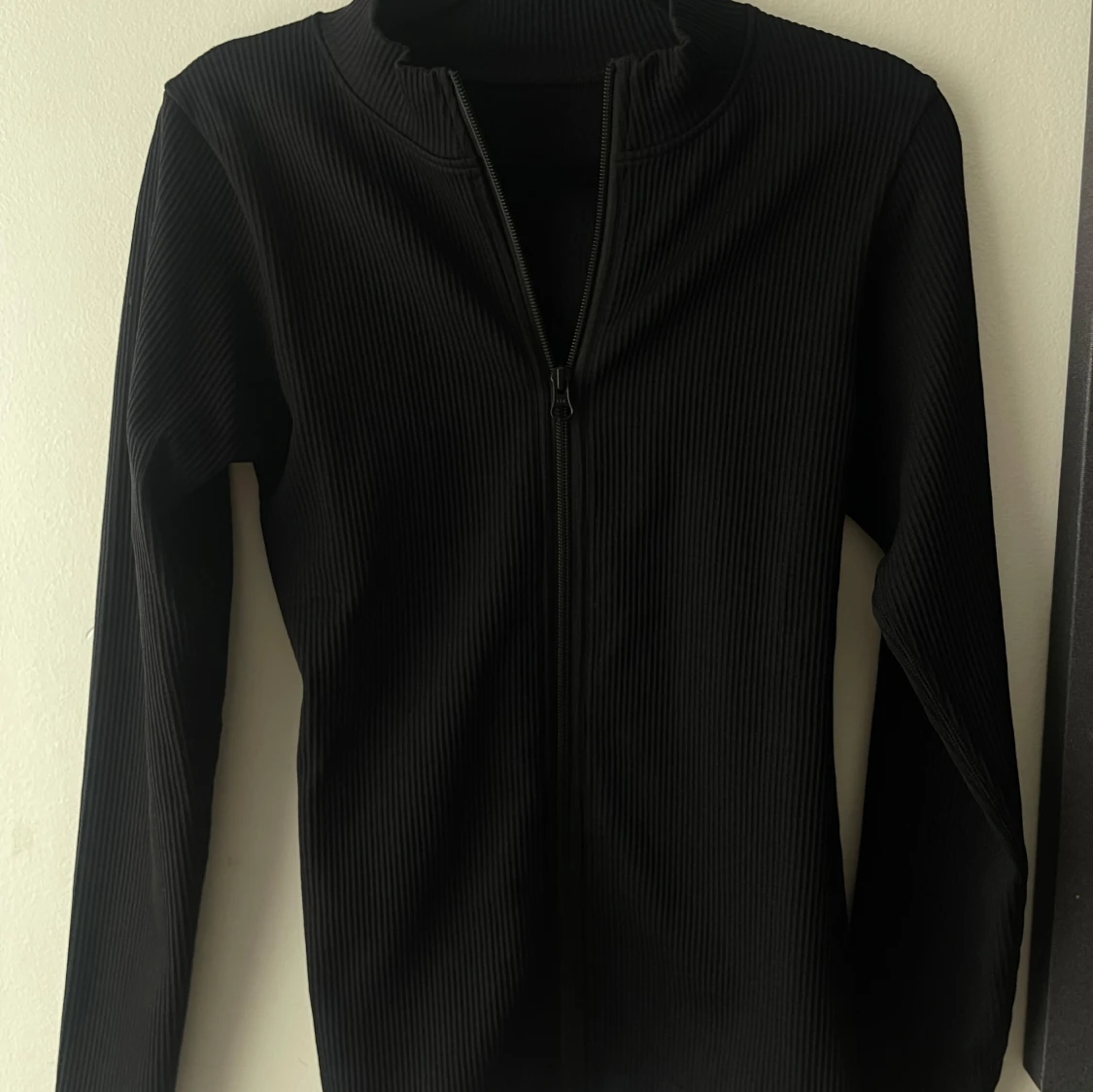 Svart ribbad jacka med dragkedja