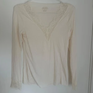 Intimismi  - Helt ny intimismi tröja med spets. Helt oanvänd, storlek M men känns som en S också. 