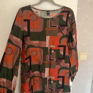 Lång tröja i stl L - Lång tröja eller kortklänning från Emery rose. Köptes från SHEIN, helt ny och oanvänt. Säljer den jätte billigt på grund av att den inte gick att returnera. Skön material, passar bra nu under sommaren. 