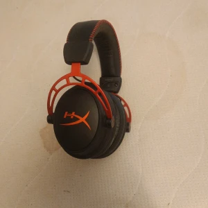 Gaming hörlurar från hyperx i bra skick - Kablar följer med och de är i bra skick och mikrofon följer med och kosta 1,000 kr runt där nypris men säljer för 400