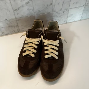 Maison margiela gats - Bruna Maison Margiela gats i storlek 43, finns tecken på användning. Kom gärna med bud o fråga gärna efter bilder!