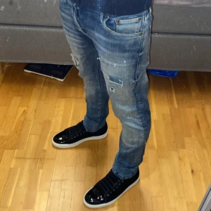 Jack & Jones Jeans Slim Glenn - Tja säljer dessa snygga blåa Jack and Jones jeans med feta slitningar i modellen Slim Glenn. Jeansen är i storlek 29/32 och är i väldigt bra skick, skicket är 9/10. Han på bilden är runt 175 och väger runt 60 kg och sitter perfekt på han. Skulle rekommenderas till någon runt 170-180 och dom väger runt 60-65 kg. Pris kan diskuteras! Kontakta mig gärna om du har några frågor!