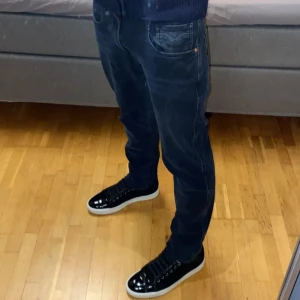 Mörkblåa Replay Anbass Jeans - Tjena! Säljer dessa snygga Replay jeans i storlek 31/34 i modellen Anbass. Killen på bilden är runt 175 lång och väger runt 65 kg och de är lite stora i midjan och längden. Den skulle passa någon runt 70-75kg och 180-190 lång. Fråga gärna mig om du har några frågor eller om du skulle vilja ha fler bilder!